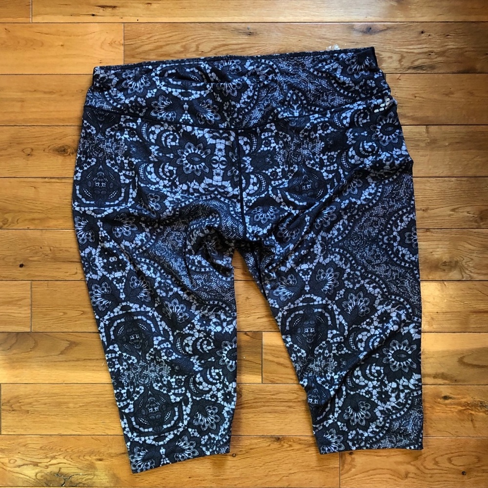 Mid calf yoga pants
